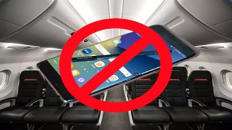 Không nên sử dụng điện thoại trên máy bay