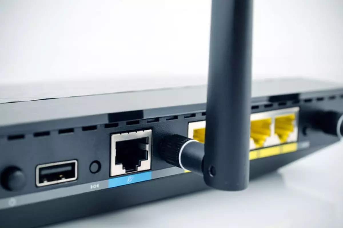 Router inalámbrico mostrando los conectores del panel posterior para entender que es Powerline: internet por red eléctrica