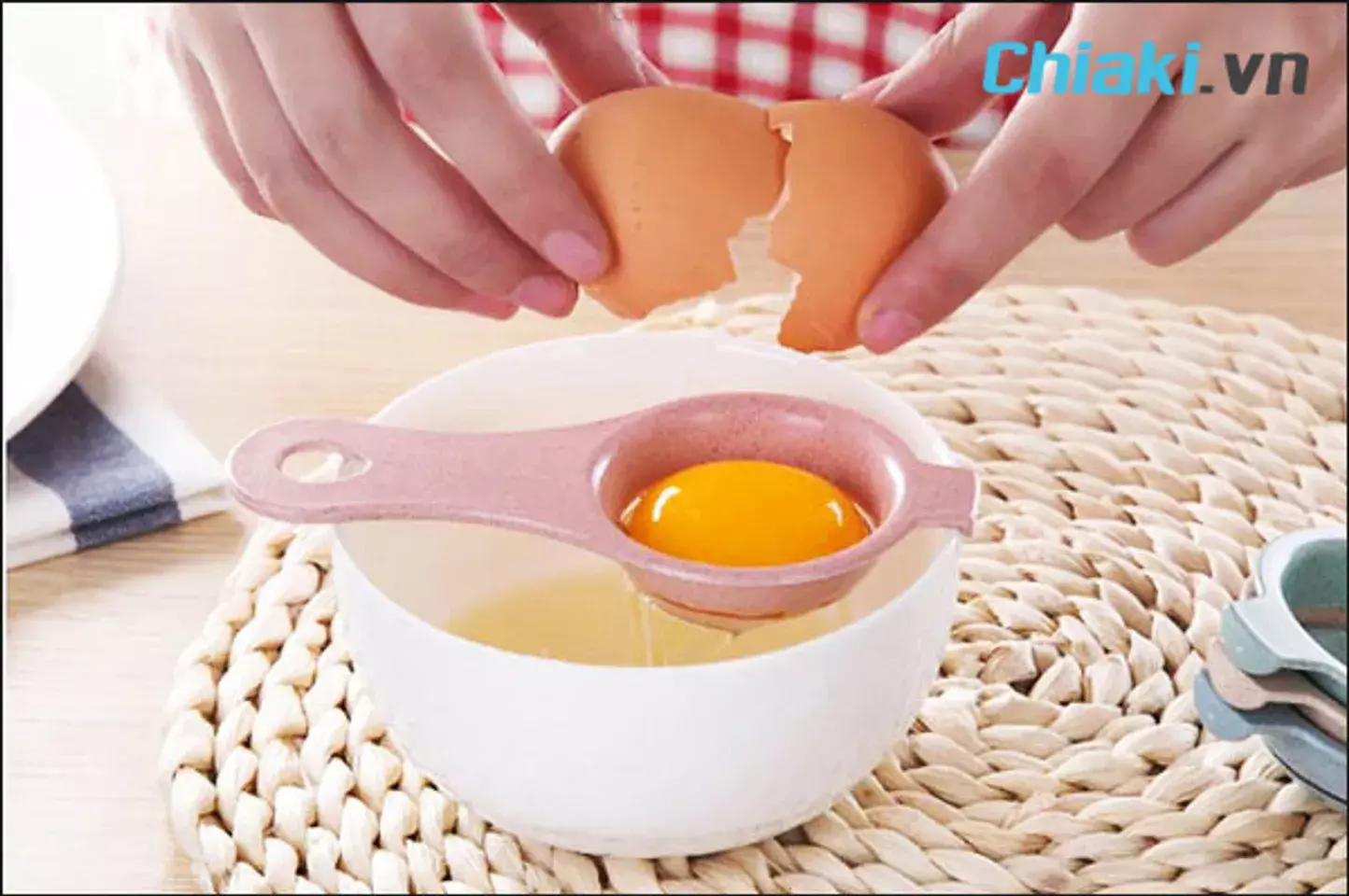 Đánh trứng bằng máy xay sinh tố cầm tay